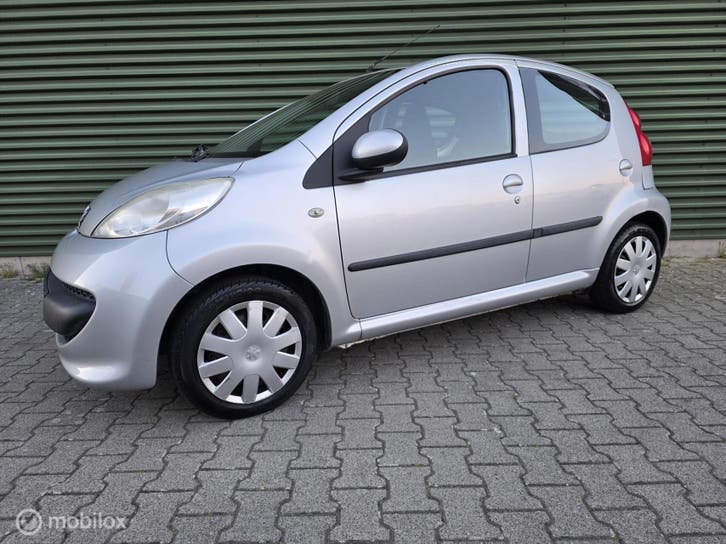 Zwarte Peugeot 107 1.0-12V XS uit 2006